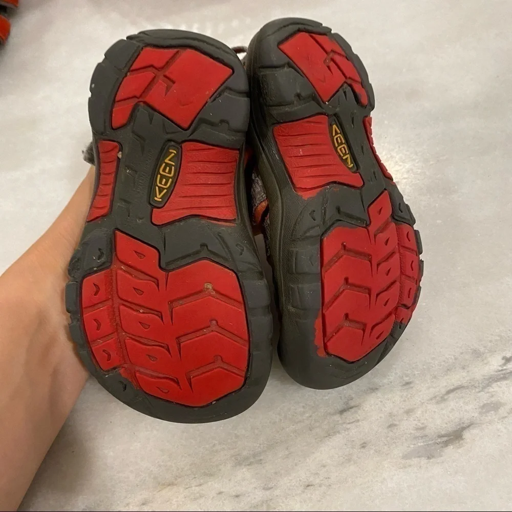 Keen Newport boys aandals Gray Shark Red 10